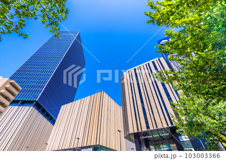 日本の東京都市景観 5月。青空に映える池袋駅東口にあるハレザ池袋や新緑などを望む 日本の東京都市景観 5月。青空に映える池袋駅東口にあるハレザ池袋や新緑などを望む 103003366