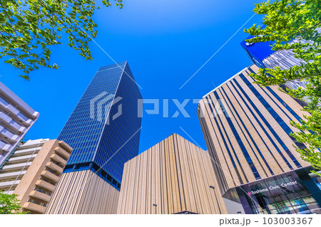 日本の東京都市景観 5月。青空に映える池袋駅東口にあるハレザ池袋や新緑などを望む 103003367