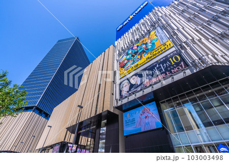 日本の東京都市景観 5月。青空に映える池袋駅東口にあるハレザ池袋などを望む 日本の東京都市景観 5月。青空に映える池袋駅東口にあるハレザ池袋などを望む 103003498