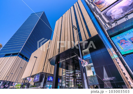 日本の東京都市景観 5月。青空に映える池袋駅東口にあるハレザ池袋などを望む 日本の東京都市景観 5月。青空に映える池袋駅東口にあるハレザ池袋などを望む 103003503