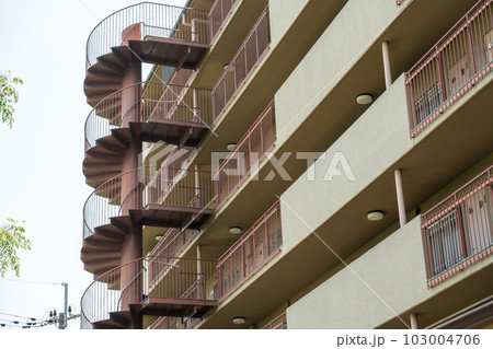 旧耐震基準の分譲マンション　非常階段 103004706