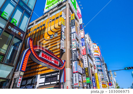 日本の東京都市景観 歌舞伎町を望む…3月13日からマスク着用は個人判断。5類移行は5月8日＝5月2日 103006975