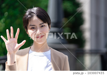 5つ 手 ジェスチャー 女性 5つ 手 ジェスチャー 女性 103007435