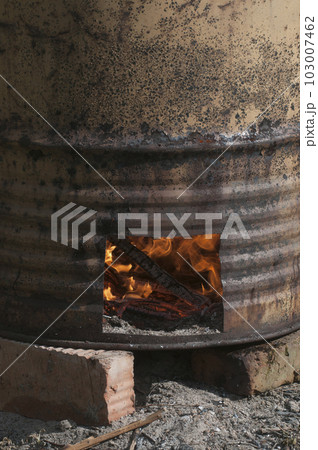 Furnace for burning suburban waste, made from a barrel 103007462