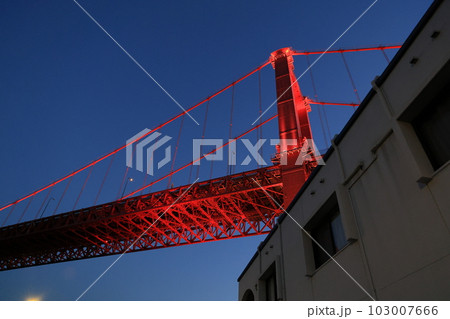 夕暮れ時に見上げる赤い吊り橋の若戸大橋 夕暮れ時に見上げる赤い吊り橋の若戸大橋 103007666