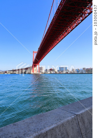 若松側から戸畑方面に伸びる若戸大橋を見る 若松側から戸畑方面に伸びる若戸大橋を見る 103008437