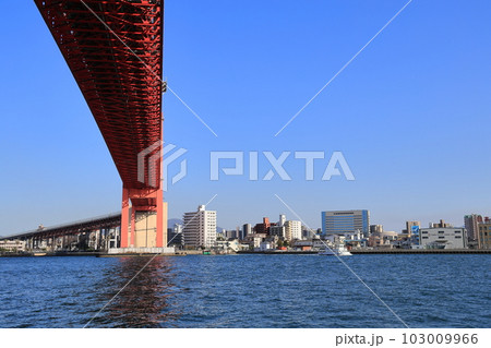 若戸渡船若松渡場付近から見た戸畑方面に伸びる若戸大橋 若戸渡船若松渡場付近から見た戸畑方面に伸びる若戸大橋 103009966