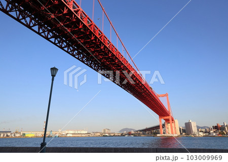 若戸渡船若松渡場付近から見た戸畑方面に伸びる若戸大橋 若戸渡船若松渡場付近から見た戸畑方面に伸びる若戸大橋 103009969