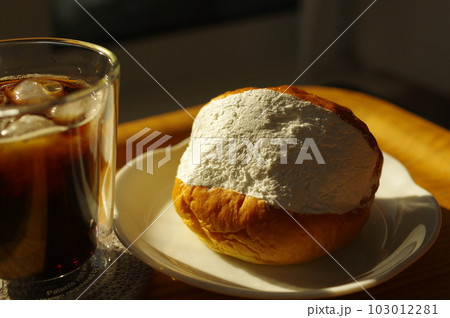 生クリームたっぷりのマリトッツォとアイスコーヒー 生クリームたっぷりのマリトッツォとアイスコーヒー 103012281