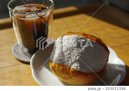 生クリームたっぷりのマリトッツォとアイスコーヒー 103012386