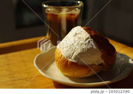 生クリームたっぷりのマリトッツォとアイスコーヒー 生クリームたっぷりのマリトッツォとアイスコーヒー 103012390