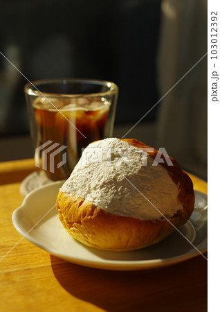 生クリームたっぷりのマリトッツォとアイスコーヒー 生クリームたっぷりのマリトッツォとアイスコーヒー 103012392