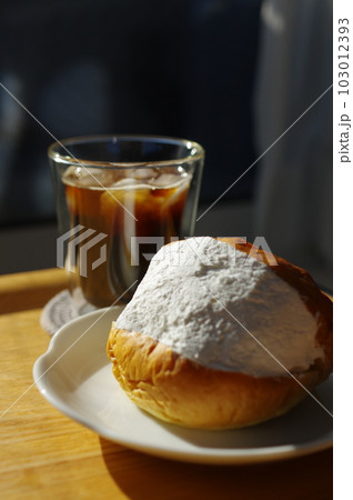 生クリームたっぷりのマリトッツォとアイスコーヒー 生クリームたっぷりのマリトッツォとアイスコーヒー 103012393