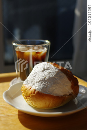 生クリームたっぷりのマリトッツォとアイスコーヒー 生クリームたっぷりのマリトッツォとアイスコーヒー 103012394