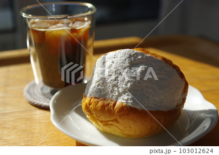 生クリームたっぷりのマリトッツォとアイスコーヒー 生クリームたっぷりのマリトッツォとアイスコーヒー 103012624