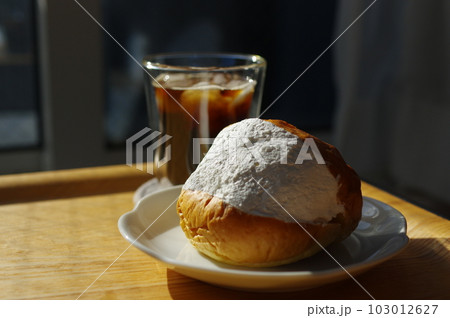 生クリームたっぷりのマリトッツォとアイスコーヒー 生クリームたっぷりのマリトッツォとアイスコーヒー 103012627