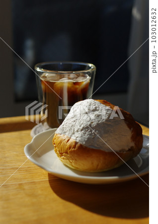 生クリームたっぷりのマリトッツォとアイスコーヒー 生クリームたっぷりのマリトッツォとアイスコーヒー 103012632