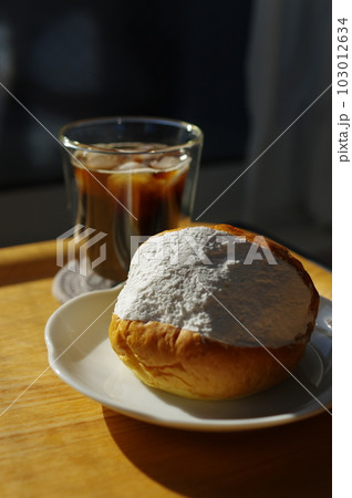 生クリームたっぷりのマリトッツォとアイスコーヒー 生クリームたっぷりのマリトッツォとアイスコーヒー 103012634