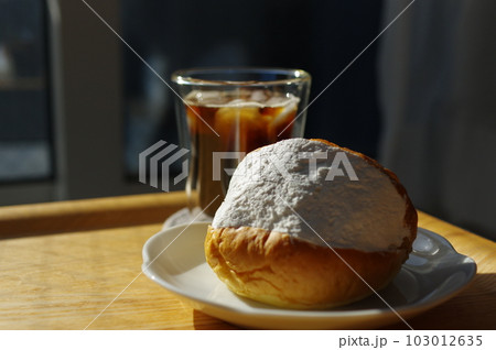 生クリームたっぷりのマリトッツォとアイスコーヒー 生クリームたっぷりのマリトッツォとアイスコーヒー 103012635