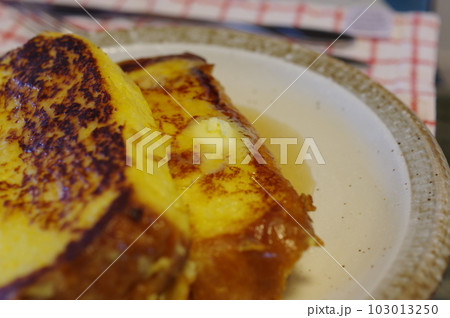 バターたっぷりのフレンチトースト 103013250