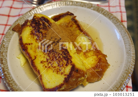 バターたっぷりのフレンチトースト 103013251