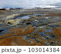 アイスランドの温泉地の地面 103014384