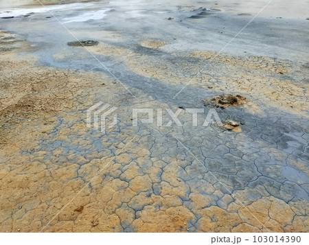 アイスランドの温泉地のひび割れた地面 アイスランドの温泉地のひび割れた地面 103014390