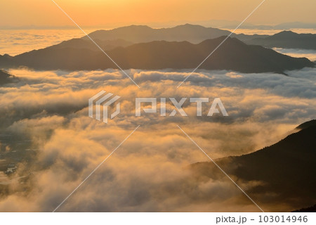 岩屋山の雲海 岩屋山の雲海 103014946