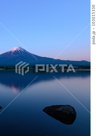 早朝の河口湖に映る逆さ富士の絶景 103015330