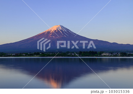 早朝の河口湖に映る逆さ富士の絶景 早朝の河口湖に映る逆さ富士の絶景 103015336