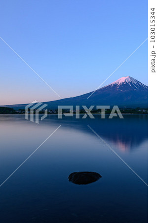 早朝の河口湖に映る逆さ富士の絶景 早朝の河口湖に映る逆さ富士の絶景 103015344