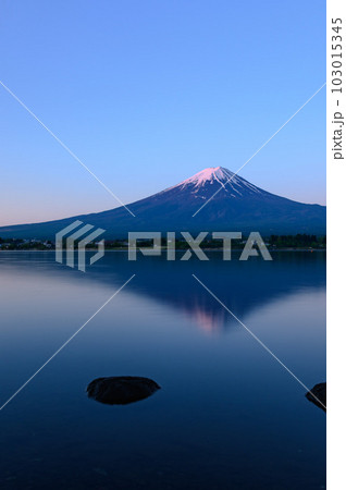 早朝の河口湖に映る逆さ富士の絶景 早朝の河口湖に映る逆さ富士の絶景 103015345