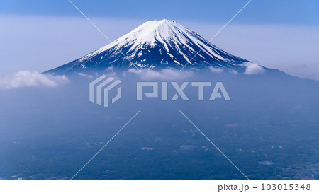 （山梨県）御坂山地・黒岳から望む富士山の絶景 103015348