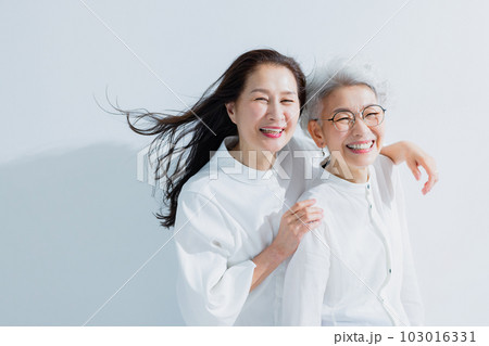 2人の60代女性 103016331