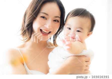 赤ちゃんを抱っこするママ　　 103016391