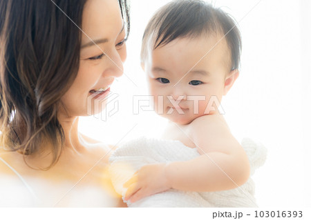赤ちゃんを抱っこするママ 赤ちゃんを抱っこするママ 103016393