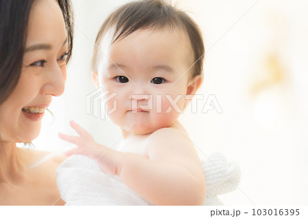 赤ちゃんを抱っこするママ　　 103016395