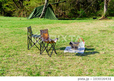 開放感のあるキャンプ場での焚火 103016438