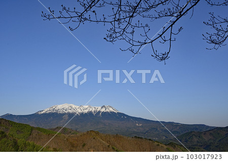 開田高原地蔵峠からの御嶽山 103017923