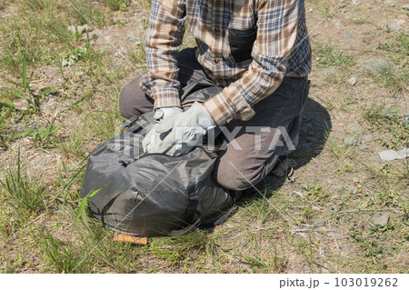 【中津川河川敷でオートキャンプ テントをたたんで袋に入れる】 【中津川河川敷でオートキャンプ テントをたたんで袋に入れる】 103019262