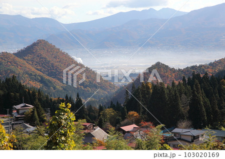 秋の山村風景（山村のイメージ） 103020169