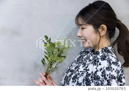 花束を持った若い女性のポートレート 花束を持った若い女性のポートレート 103020763