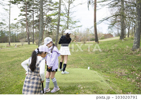 ゴルフを楽しむ女の子 ゴルフを楽しむ女の子 103020791