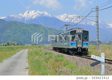 大糸線　5月の北アルプス山麓 103021412