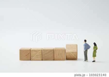 miniature people figure and Blank wooden blocks 103023140