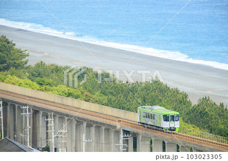 太平洋沿いの高架橋を行く土佐くろしお鉄道(ごめん・なはり線) 太平洋沿いの高架橋を行く土佐くろしお鉄道(ごめん・なはり線) 103023305