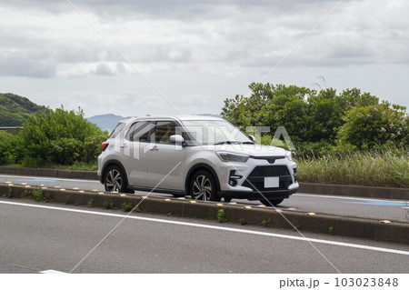 コンパクトSUV多用途車 ドライブ コンパクトSUV多用途車 ドライブ 103023848