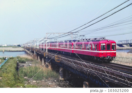 京成押上線・旧荒川橋梁を渡る京急旧1000形1173他、荒川（現・八広）ー四ツ木、1982年5月9日 103025200