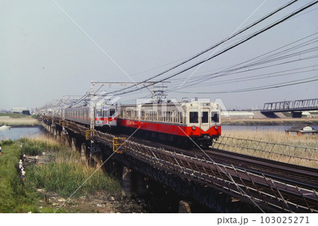 京成押上線・旧荒川橋梁で行き交う京成3500形と都営5000形、荒川ー四ツ木、1982年5月9日 103025271