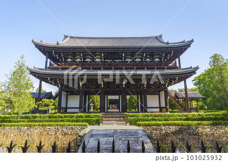 東福寺 思遠池越しに見る三門(京都市東山区) 東福寺 思遠池越しに見る三門(京都市東山区) 103025932